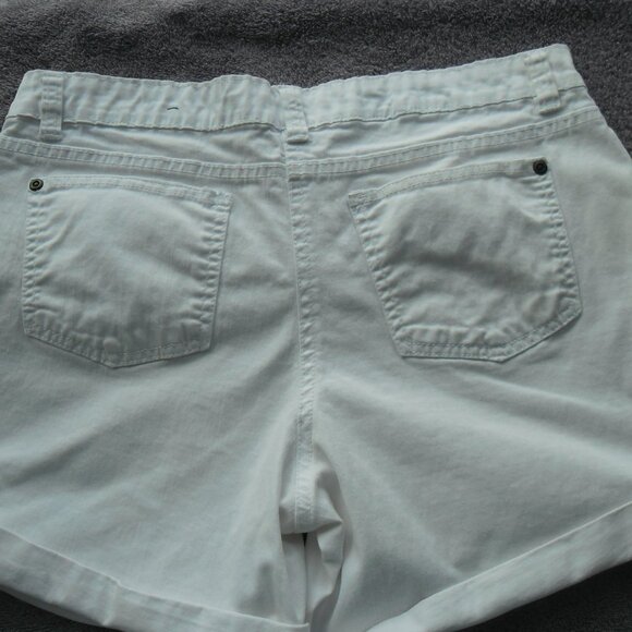 White shorts by "George". 98% cotton.  Size 6. - Picture 2 of 3